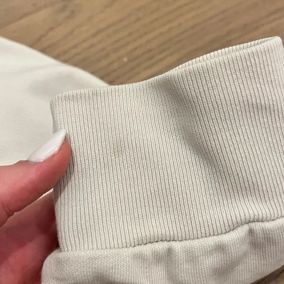 BRANDY MELVILLE CREWNECK - Picture 6 of 9